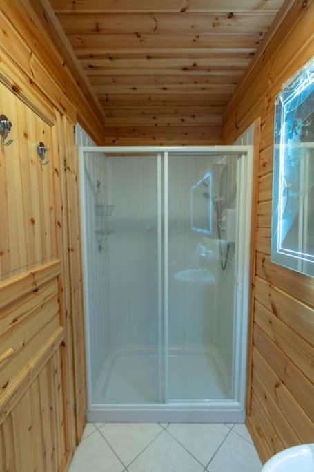 Large Luxury Log Getaway Ferienhaus Ballyconnell (Cavan)
