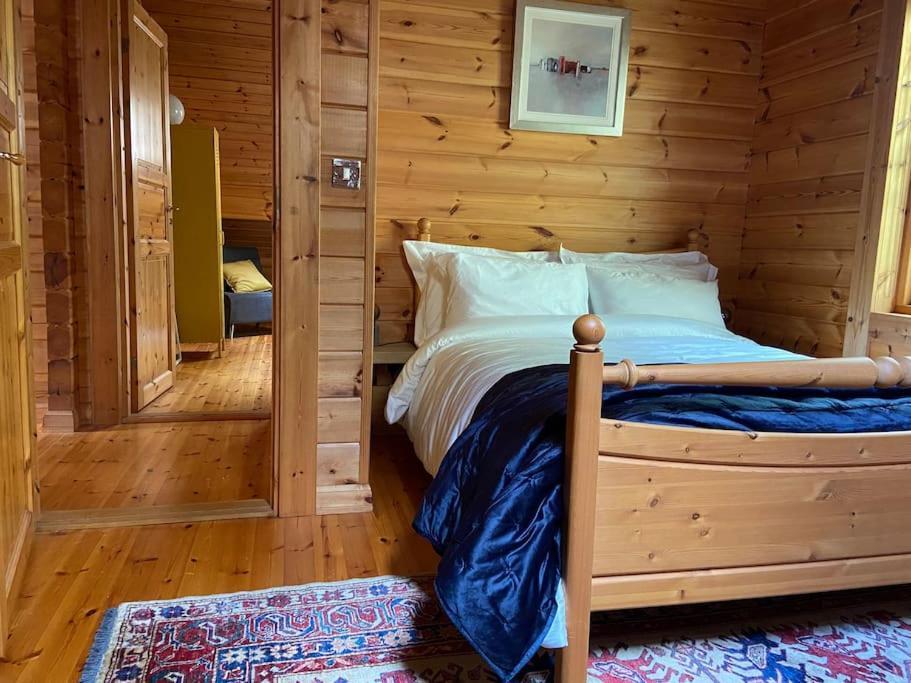 Large Luxury Log Getaway *